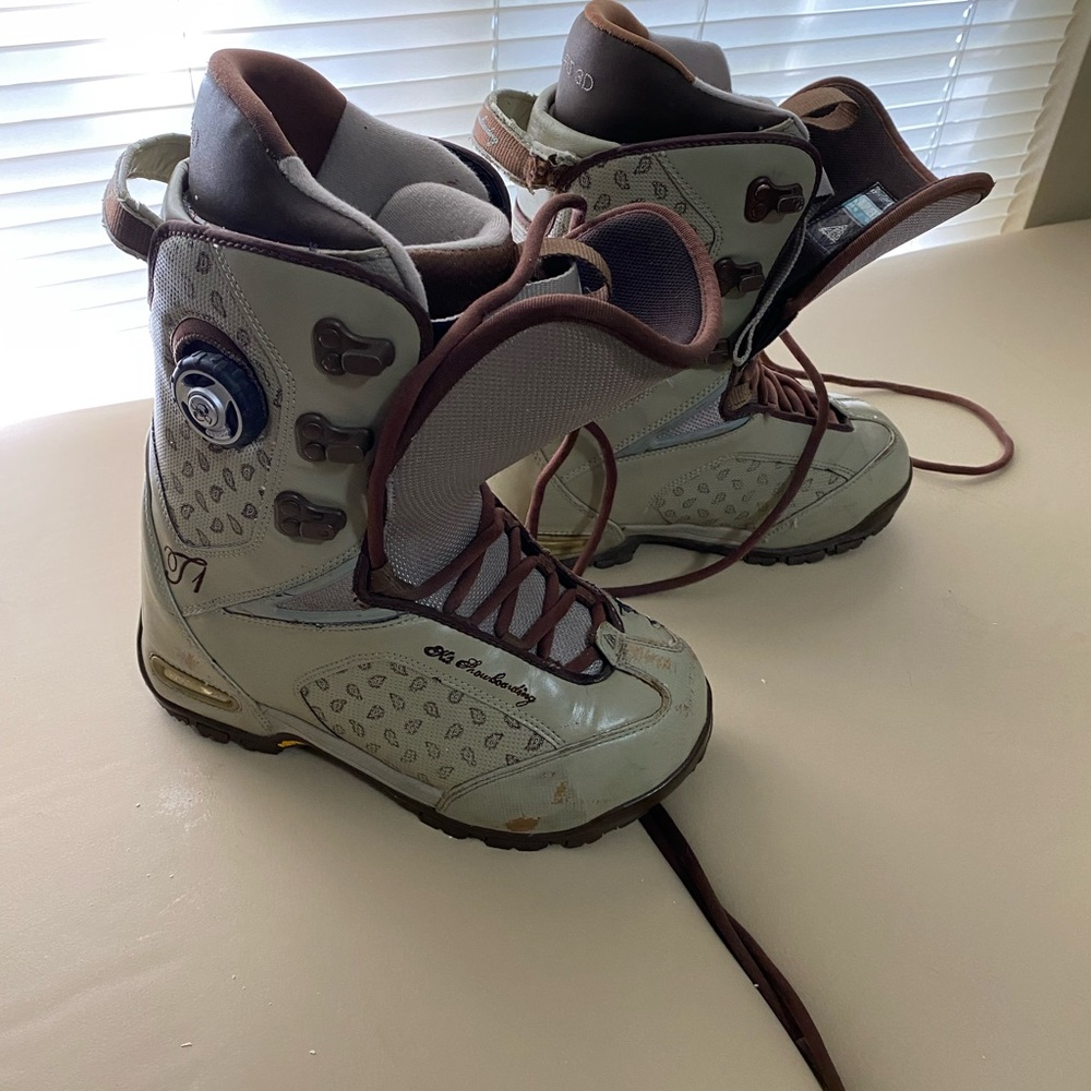 🎉HP🎉K2 women’s snowboarding boots- 2018